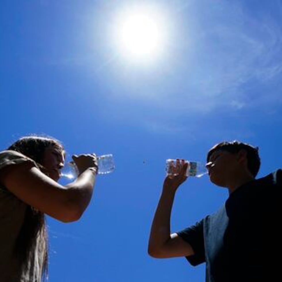 Para reducir el riesgo de enfermedades causadas por el calor, puedes tomar agua para evitar la deshidratación.