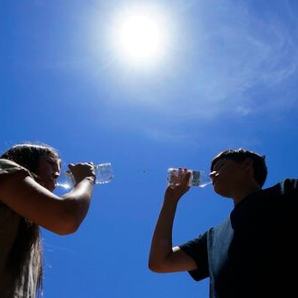 La agencia meteorológica exhortó a la población a mantenerse hidratada, evitar la exposición prolongada al sol y tomar descansos en lugares con sombra o aire acondicionado.