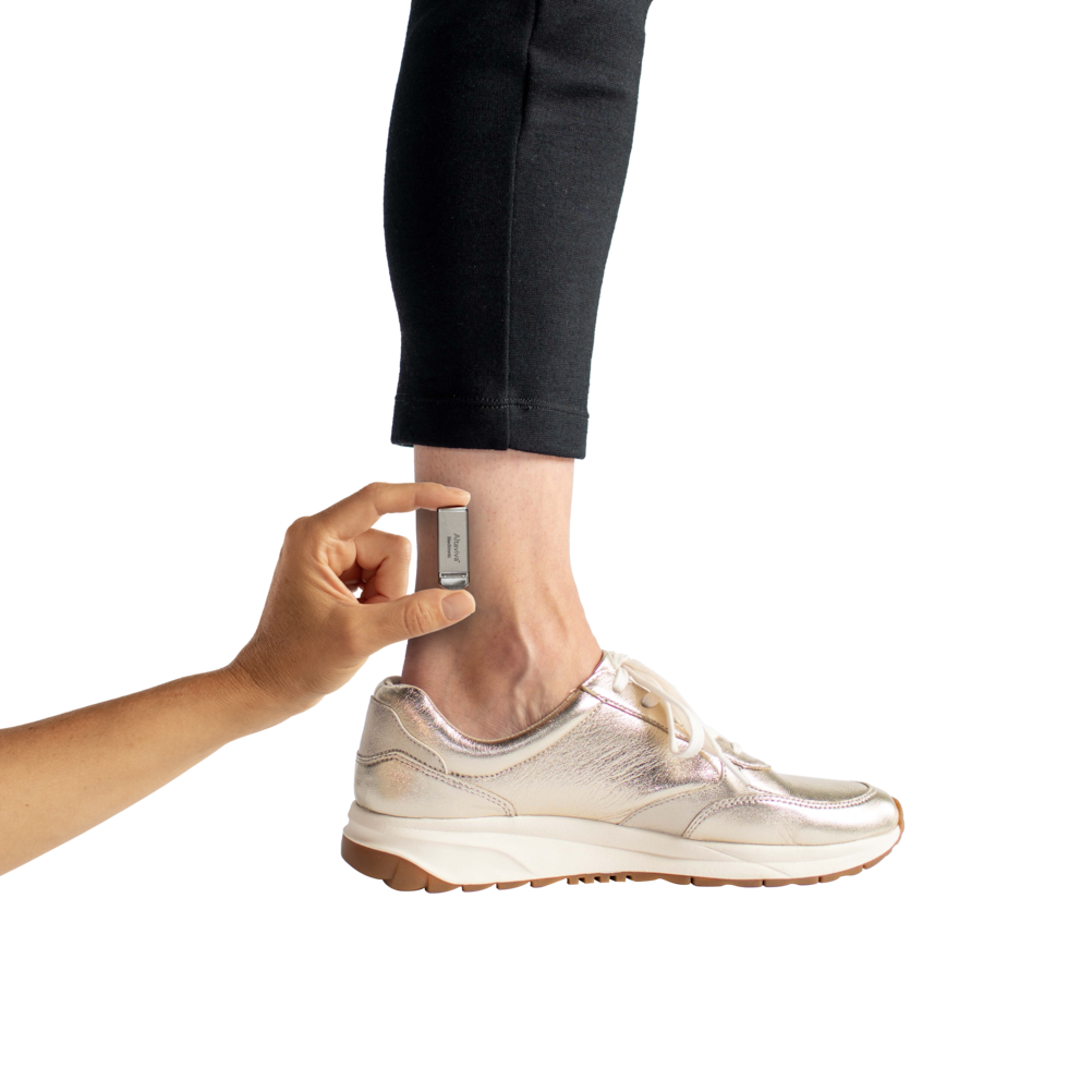 El nuevo dispositivo Altaviva™ está implantado cerca del tobillo y diseñado para regular el control de la vejiga restableciendo la comunicación entre la vejiga y el cerebro.