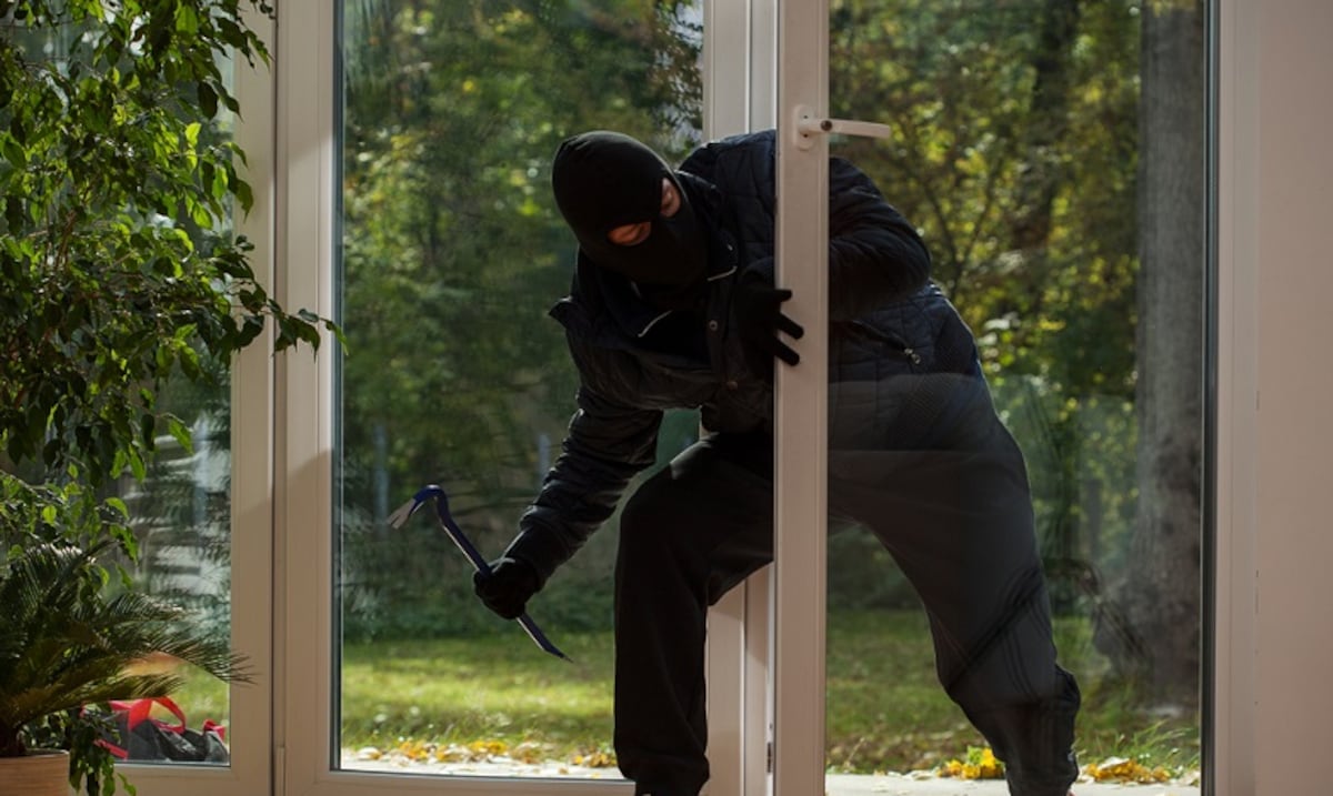 Mujer de 79 años descubre a enmascarado robando en su apartamento en San Juan