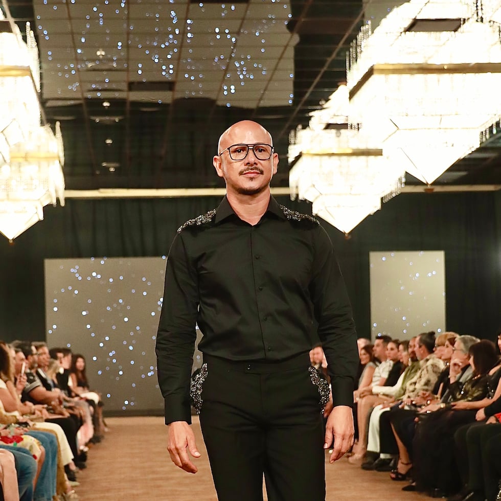 El público pudo apreciar diseños tanto para hombres como para mujeres, caracterizados por cortes impecables, siluetas refinadas y un aire de distinción que elevó la pasarela a uno de los momentos más memorables de esta temporada.