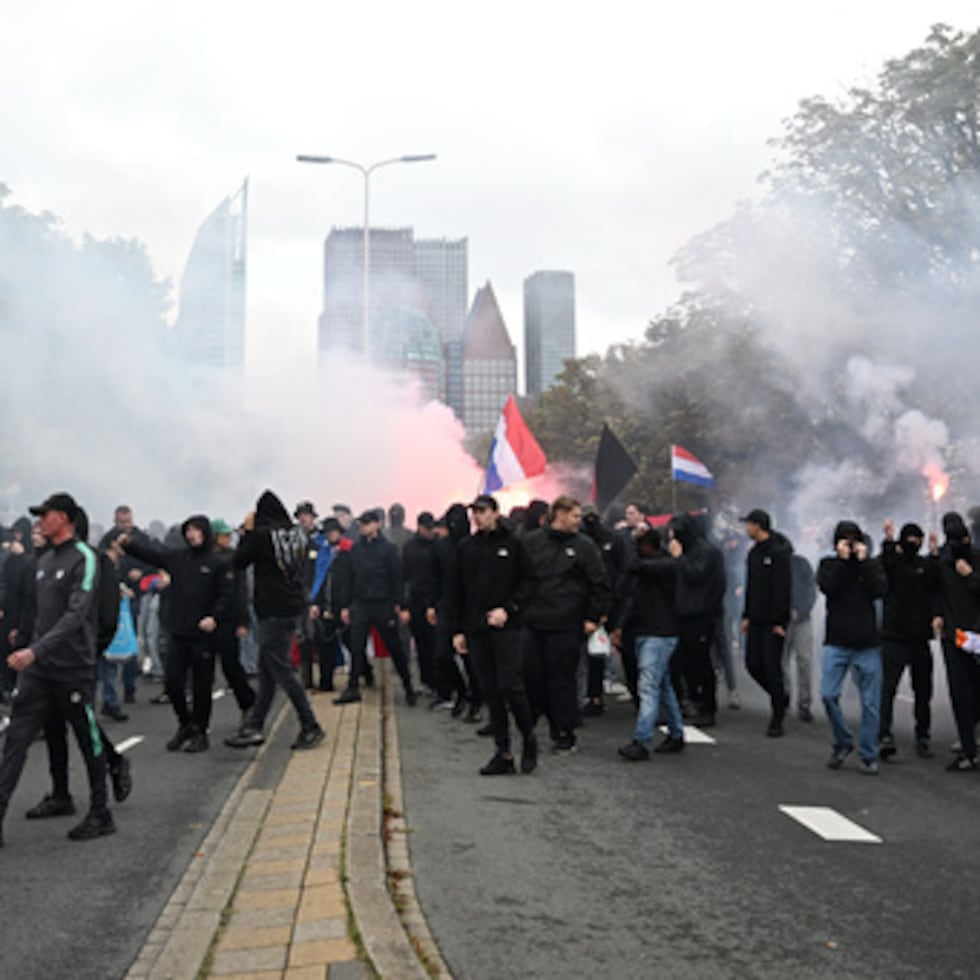 Manifestantes participan en una protesta organizada por grupos de extrema derecha contra las políticas de inmigración y asilo, en La Haya (Países Bajos), el sábado 19 de septiembre de 2026. (Foto AP/Mouneb Taim)