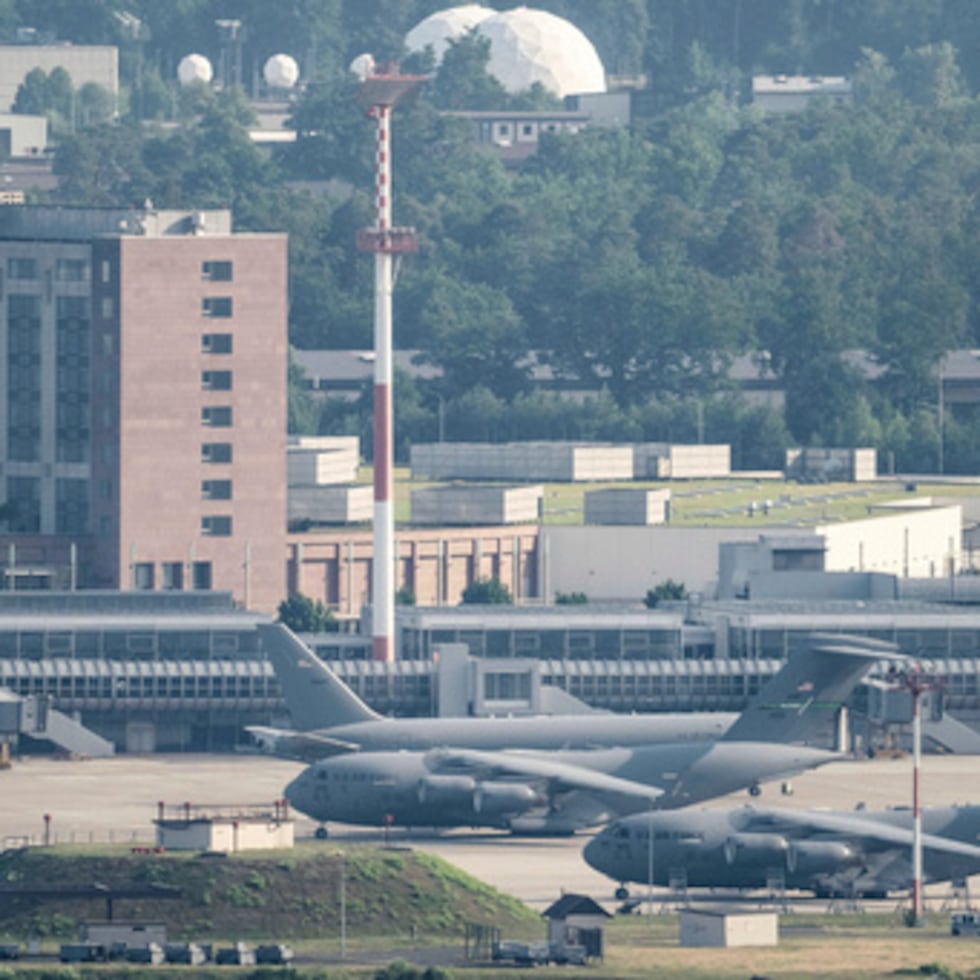 Aviones de transporte de la Fuerza Aérea de Estados Unidos son vistos en la pista de la base aérea estadounidense de Ramstein, en Landstuhl, Alemania.