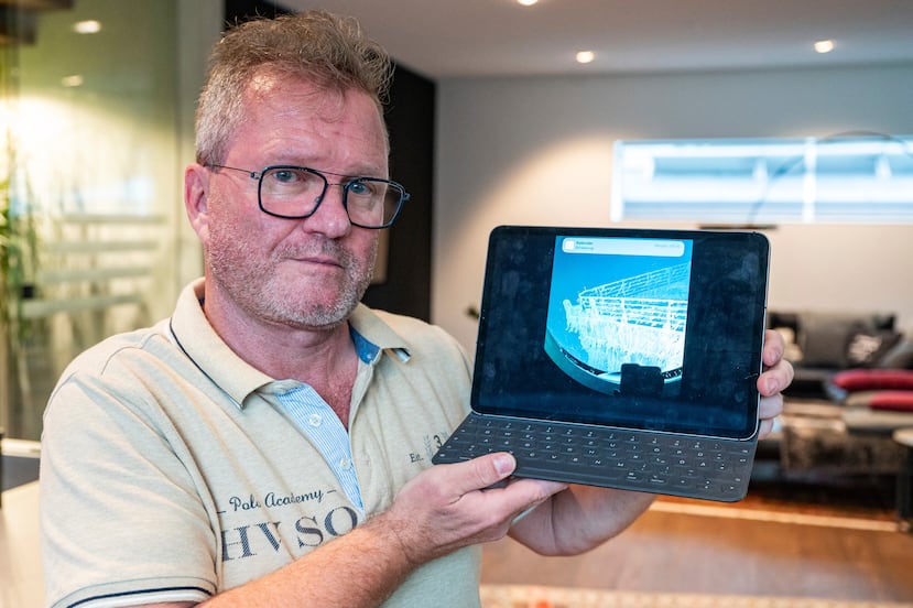 Arthur Loibl, uno de los primeros clientes de la empresa de sumergibles Oceangate, sostiene una foto del Titanic en Straubing, Alemania.