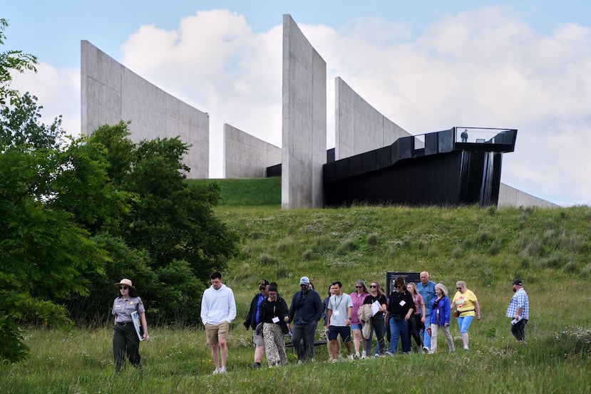 La guardaparques estadounidense Claire Affinito, a la izquierda, dirige una visita guiada para un grupo de educadores en el Monumento Nacional del Vuelo 93 en Shanksville, Pensilvania, el martes 23 de junio de 2026. (Foto AP/Gene J. Puskar)
