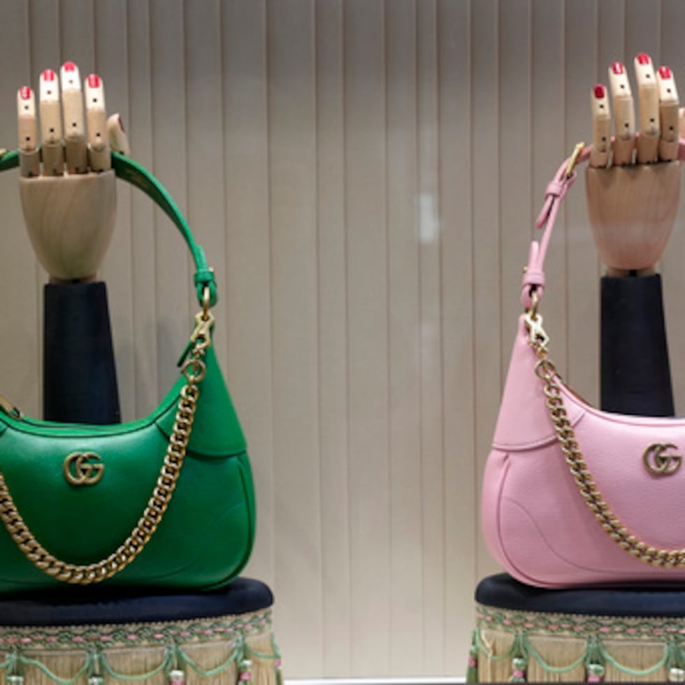 En la foto, una vitrina con dos carteras Gucci.