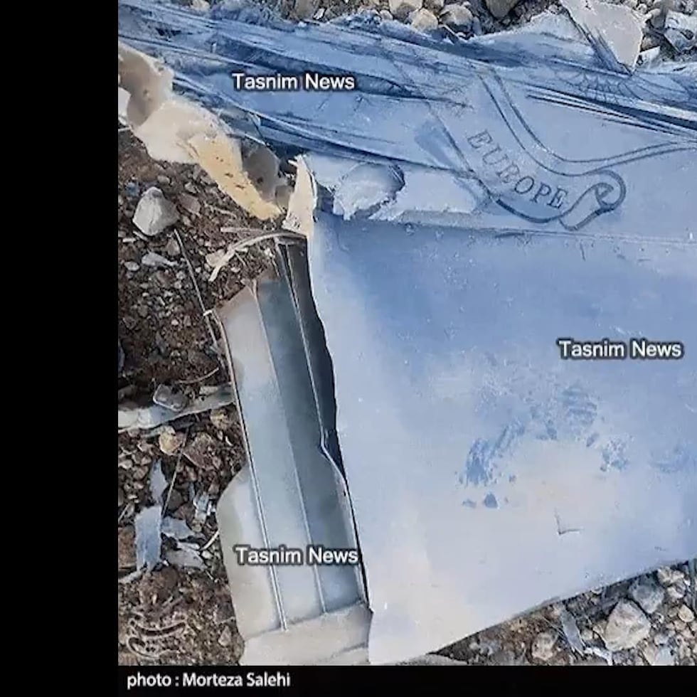 Captura del vídeo difundido por la Agencia Tasnim, próxima a la Guardia Revolucionaria, que muestra lo que el medio identifica como restos del caza estadounidense F-15E derribado en el sur de Irán.