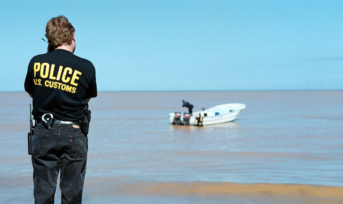 Federales detienen a tres personas que presuntamente transportaban cocaína en una lancha al sureste de Puerto Rico