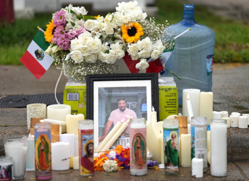 Se va formando un lugar de homenaje en el lugar donde Lorenzo Salgado Araujo fue abatido a tiros por agentes del ICE la semana pasada, el lunes 13 de julio de 2026, en Houston. (Foto AP/Karen Warren)