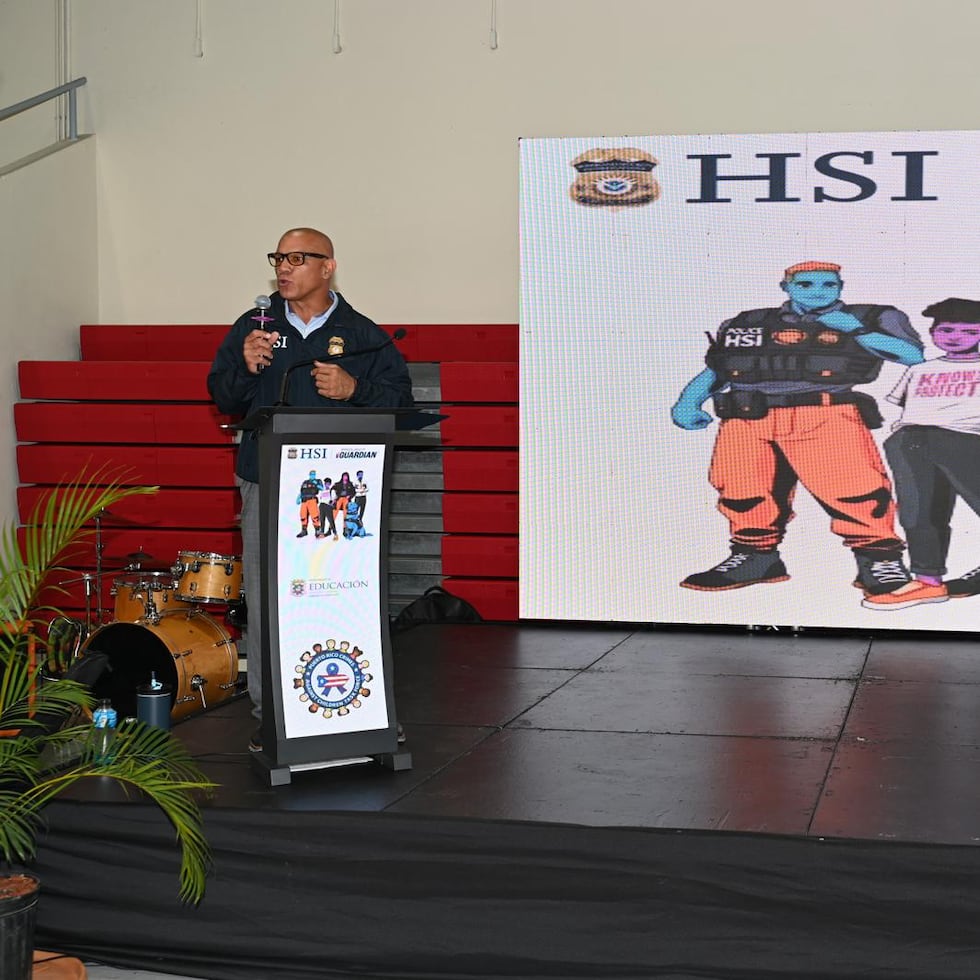 El director de la oficina en Puerto Rico de HSI, Yariel Ramos, habla durante el evento que reunió a 1,600 estudiantes en Barceloneta, como parte de la campaña iGuardian.
