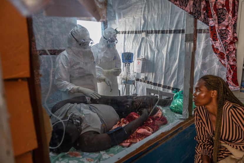 Trabajadores de salud atienden a un paciente con ébola en el Centro de Tratamiento Rwampara, el jueves 18 de junio de 2026, en la provincia de Ituri, República Democrática del Congo. (AP Foto/Moses Sawasawa)