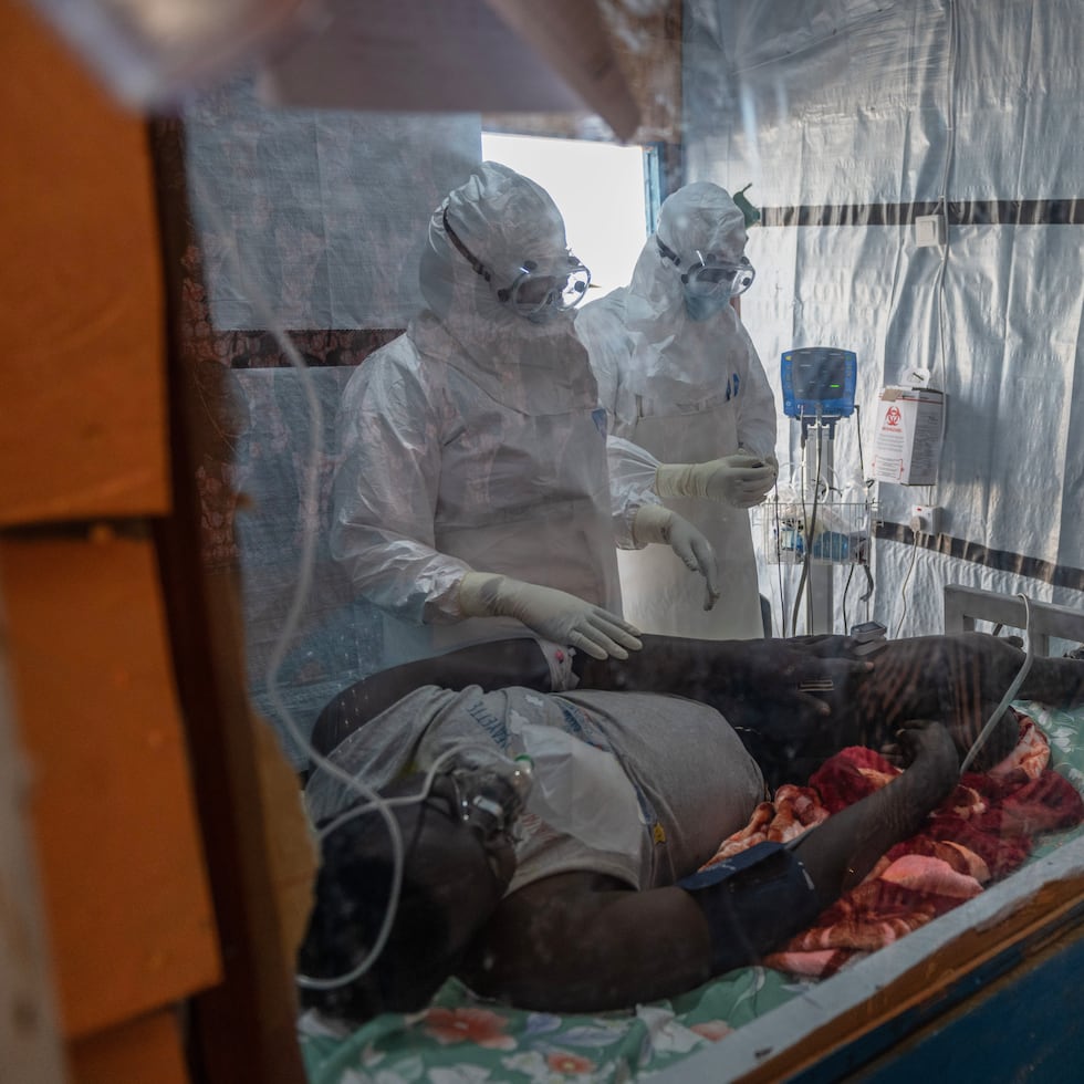 Trabajadores de salud atienden a un paciente con ébola en el Centro de Tratamiento Rwampara, el jueves 18 de junio de 2026, en la provincia de Ituri, República Democrática del Congo.
