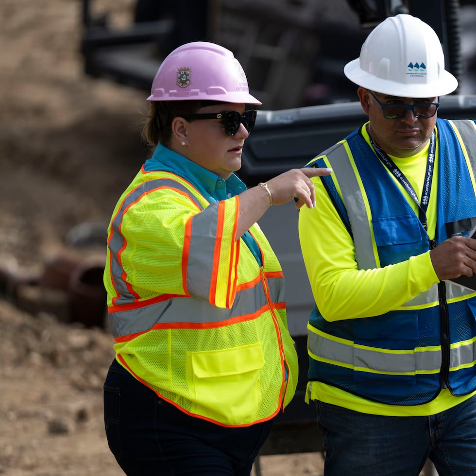 13 de junio de 2026. Bayamón, PR. MCD/NOTICIAS. Zona donde fue detectada una avería en el Superacueducto en Bayamón, que dejaría a miles de abonados sin servicio durante el periodo de reparación. Entre los presentes estuvieron el presidente de la AAA, Ing. Luis González Delgado, la gobernadora Jenniffer González, la Secretaria de Estado Rosachely Rivera y la secretaria del Departamento de Familia Suzanne Roig Fuertes. FOTO POR: Carlos Rivera Giusti / GFR Media
Autoridad de Acueductos y Alcantarillados, AAA, Agua, Supertubo, Superacueducto, Bayamón, Avería, Ruptura, Reparación