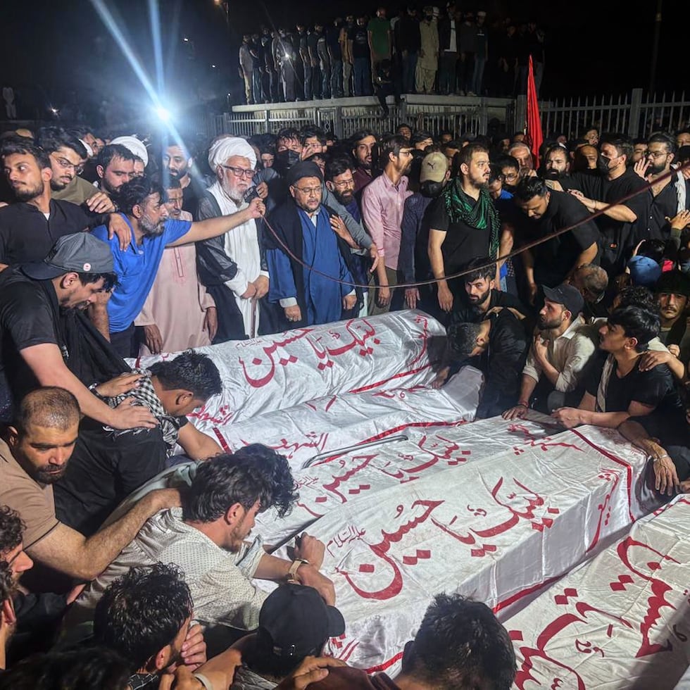 Musulmanes chiíes asisten a una oración por manifestantes muertos en choques con fuerzas de seguridad durante una marcha para condenar el asesinato del líder supremo iraní, el ayatolá Alí Jamenei, en Karachi, Pakistán, el domingo 1 de marzo de 2026.