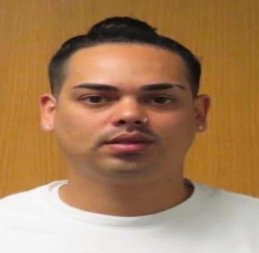 La Policía divulgó esta imagen de Christian López Díaz, quien se encuentra fugitivo en la zona de Toa Alta.