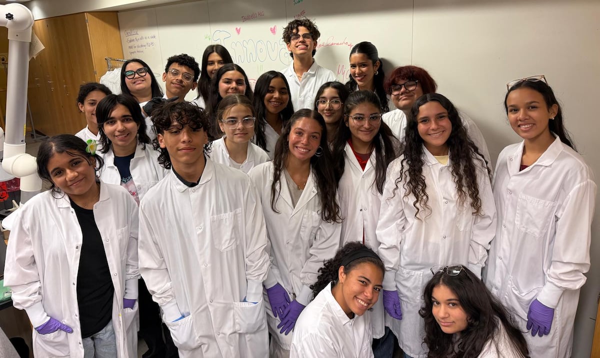 InnovaSTEAM PR abre convocatoria para programa de verano en ciencias que llevará a estudiantes de escuela superior a Boston