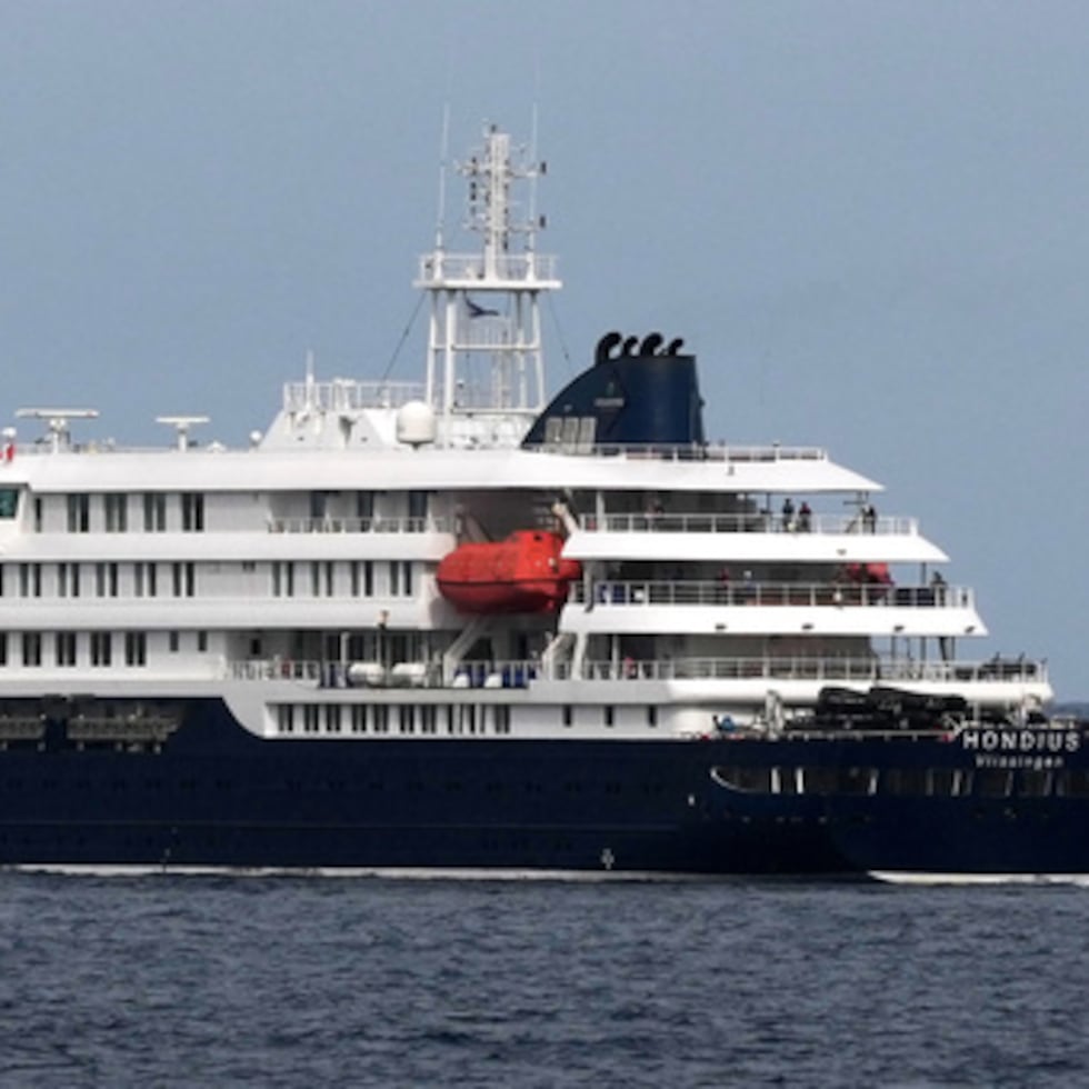 El crucero MV Hondius sale de puerto en Praia, Cabo Verde.