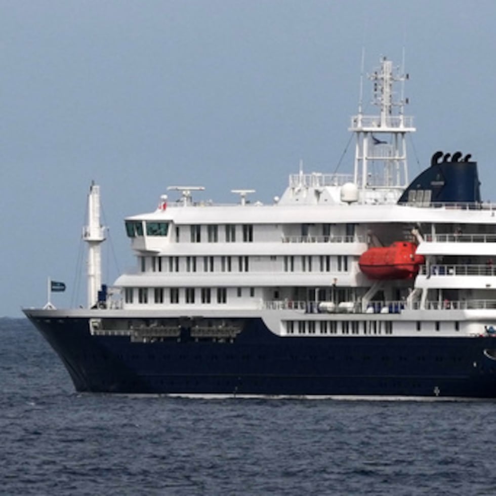 El crucero MV Hondius sale de puerto en Praia, Cabo Verde, el miércoles 6 de mayo de 2026.