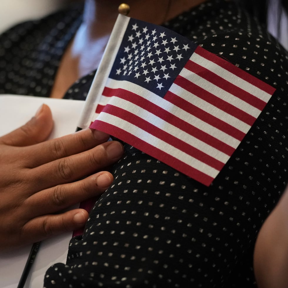 Ahora se teme que los esfuerzos por aumentar drásticamente las deportaciones y cambiar quién puede considerar a Estados Unidos como su hogar, a través de medidas como intentar acabar con la ciudadanía por derecho de nacimiento, esté teniendo un efecto dominó.