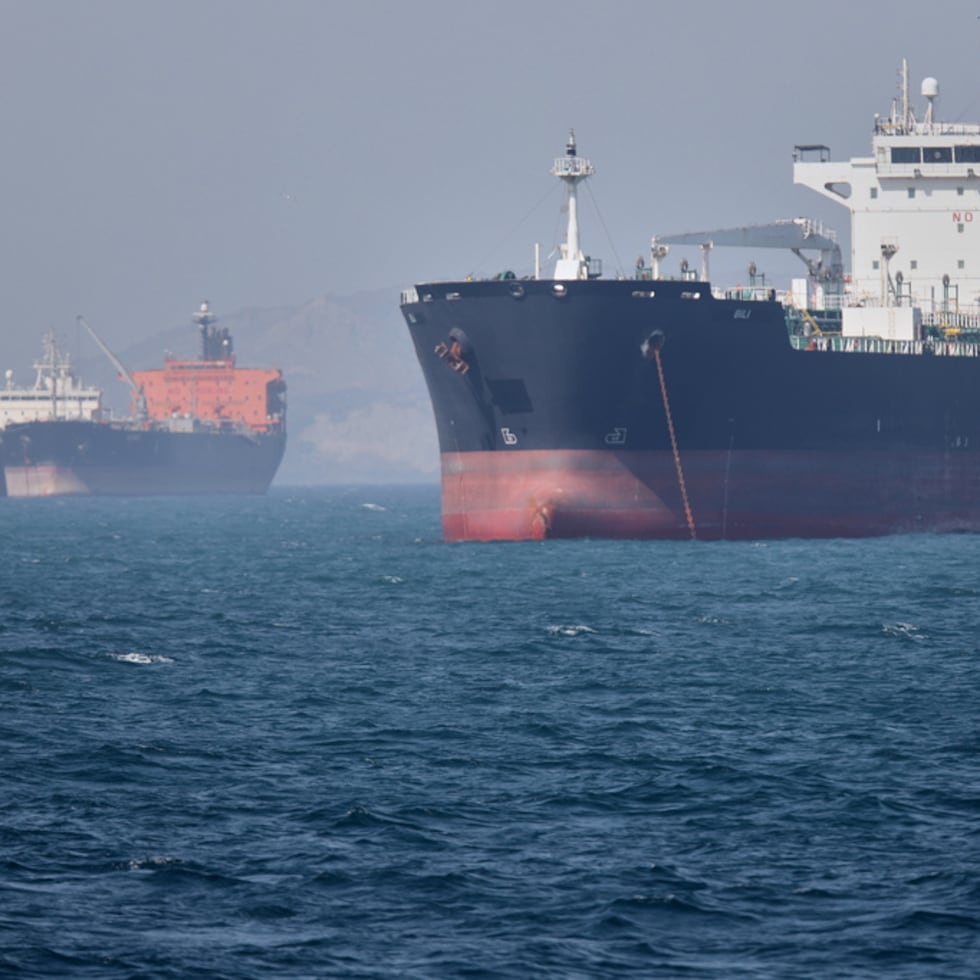 Petroleros anclados en el estrecho de Ormuz, frente a Bandar Abbas, Irán.