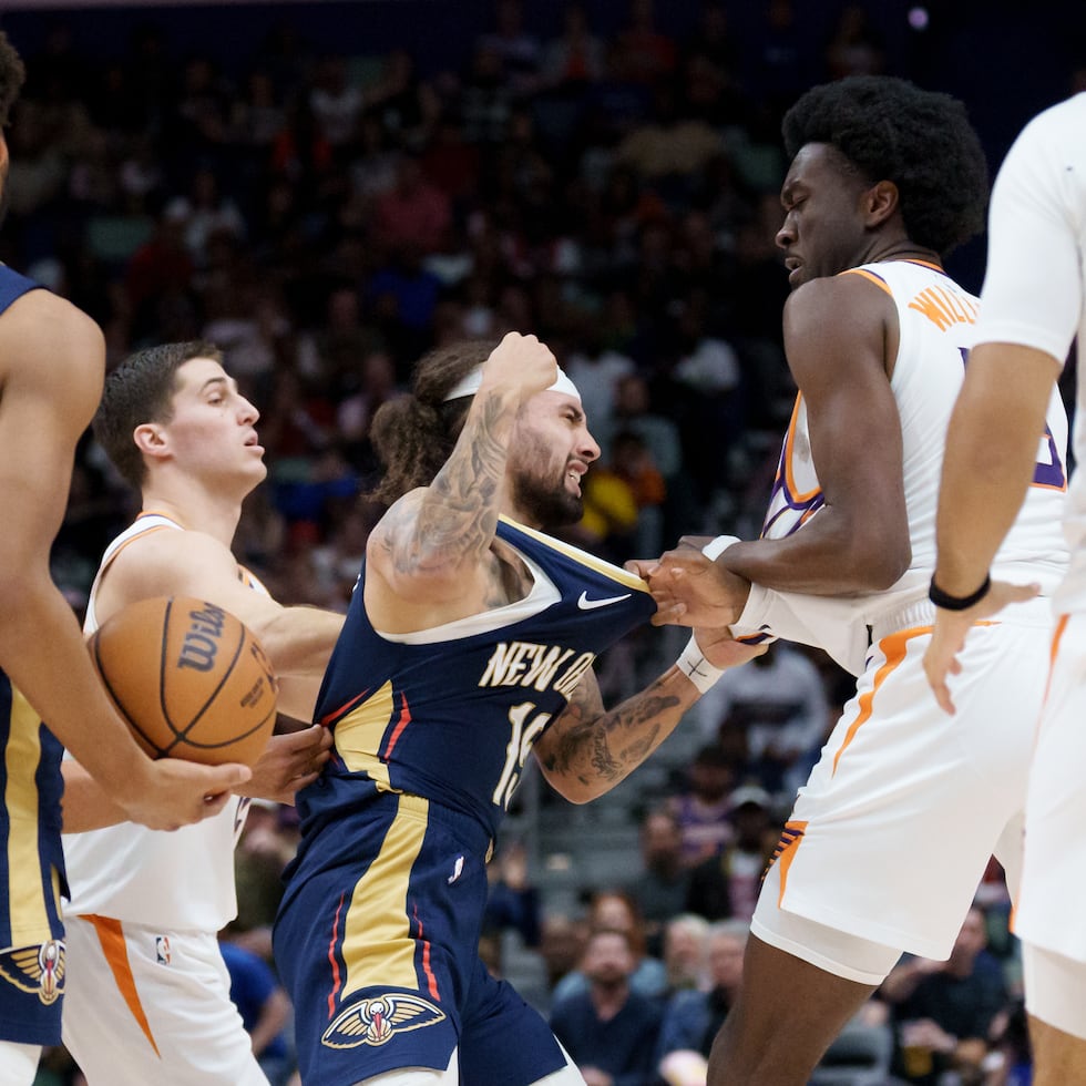 José Alvarado y Mark Williams se enredan a los golpes durante el partido.