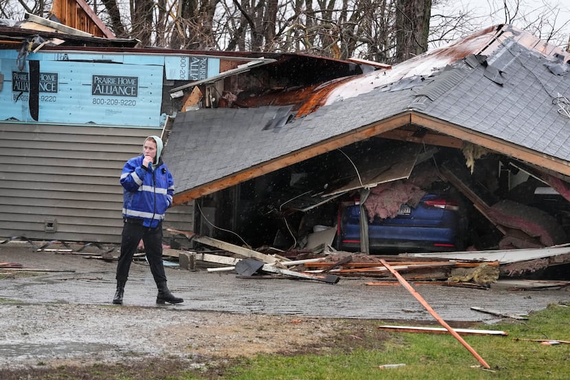 Una persona revisa sus pertenencias en una casa dañada tras la fuerte tormenta que azotó la zona el día anterior, en Aroma Park, Illinois, el miércoles 11 de marzo de 2026. (Foto AP/Nam Y. Huh)
