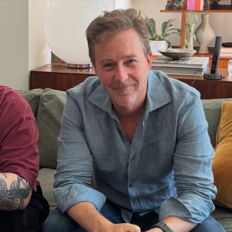 René Pérez junto a Edward Norton.