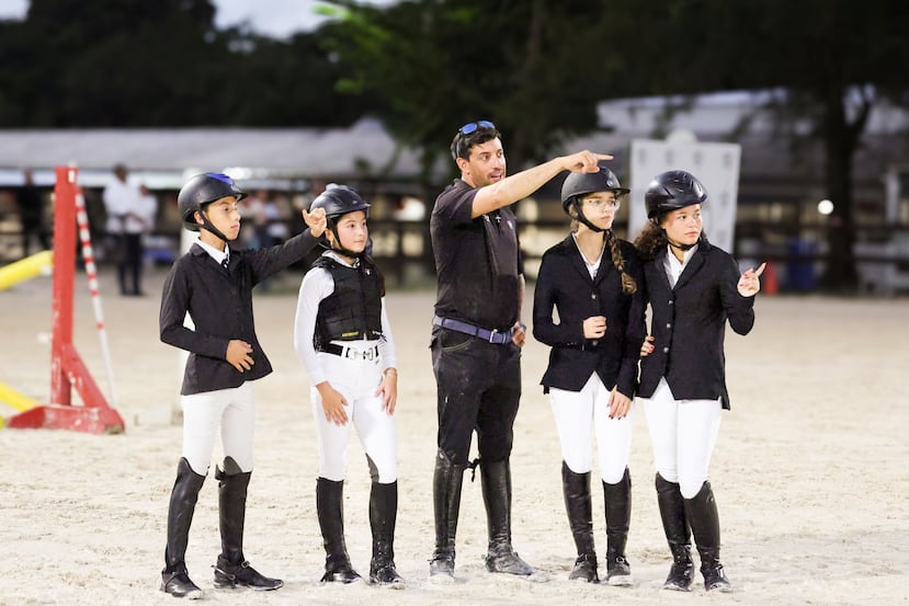Al centro, el entrenador de equitación, Andrés Espinet, rodeado por los jinetes (desde la izq.) Kenneth Quijano, Mikaela Carrero, Valentina Avilés y Susana Román.