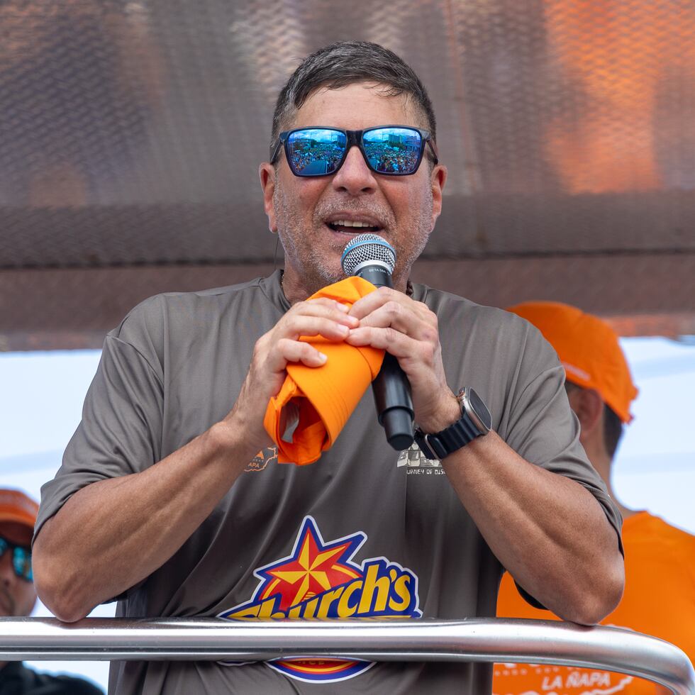 Raymond Arrieta se dirige a los participantes y publico en general.