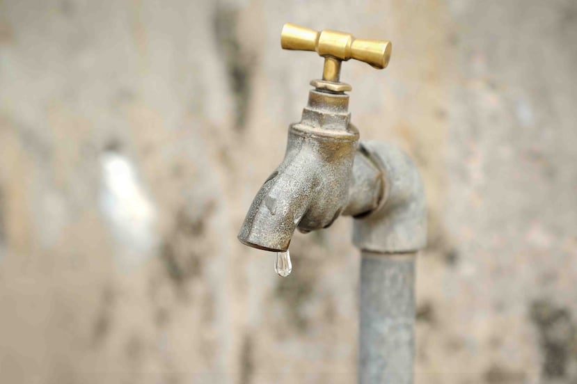 Antes de su consumo, el agua debe ser filtrada con un paño para eliminar cualquier partícula presente. (Shutterstock.com)