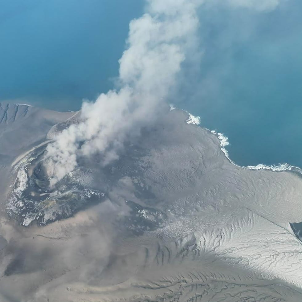 En esta fotografía tomada con un dron, difundida por la Agencia Geológica (Badan Geologi) del Ministerio de Energía y Recursos Minerales de Indonesia, el monte Anak Krakatau expulsa humo volcánico en el estrecho de Sunda, Indonesia.