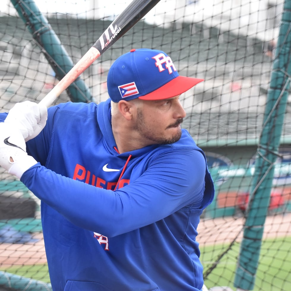 Nolan Arenado consume un turno al bate.