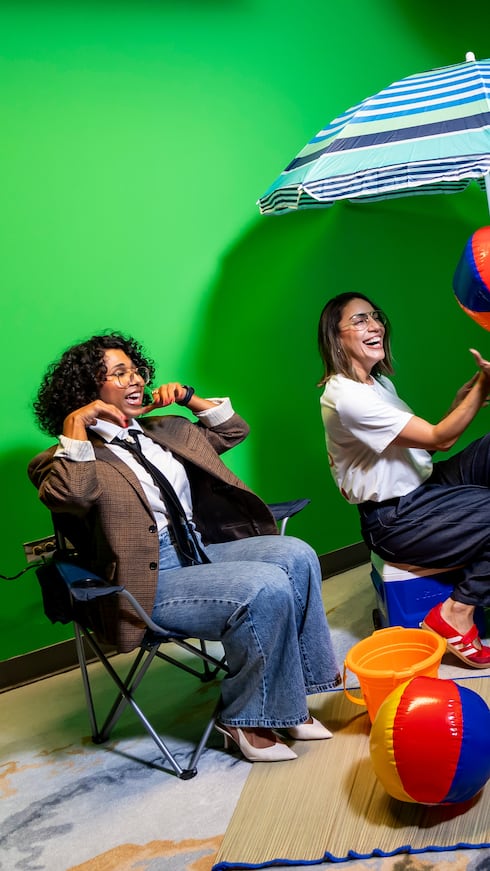 Creadores de contenido experimentaron con el croma verde, una herramienta que permite integrar distintos fondos y escenarios en producciones audiovisuales.