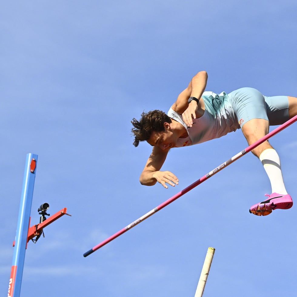 Armand Duplantis superó los 5.80 metros — 0.51 menos que su más reciente récord mundial —, pero falló dos veces en 6.00 y una vez en 6.05.