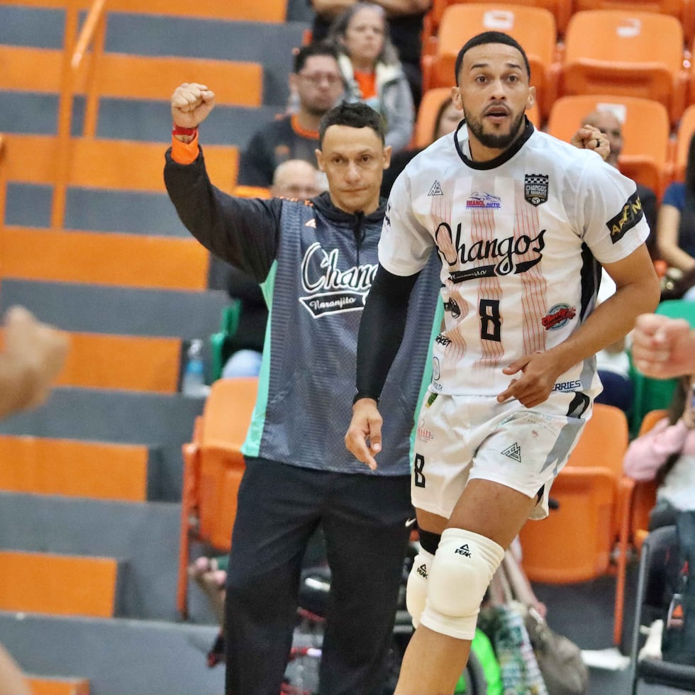 Jamille Torres, dirigente de los Changos de Naranjito, celebra una anotación de su equipo.