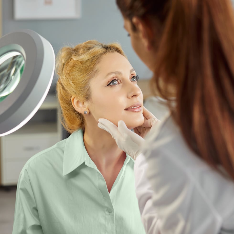 Las mujeres con piel clara, numerosos lunares, antecedentes familiares de melanoma o antecedentes personales de cáncer de piel requieren una vigilancia aún más estricta.