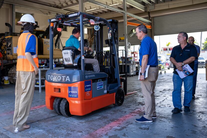 Adiestramiento a empleados con el montacarga Toyota.