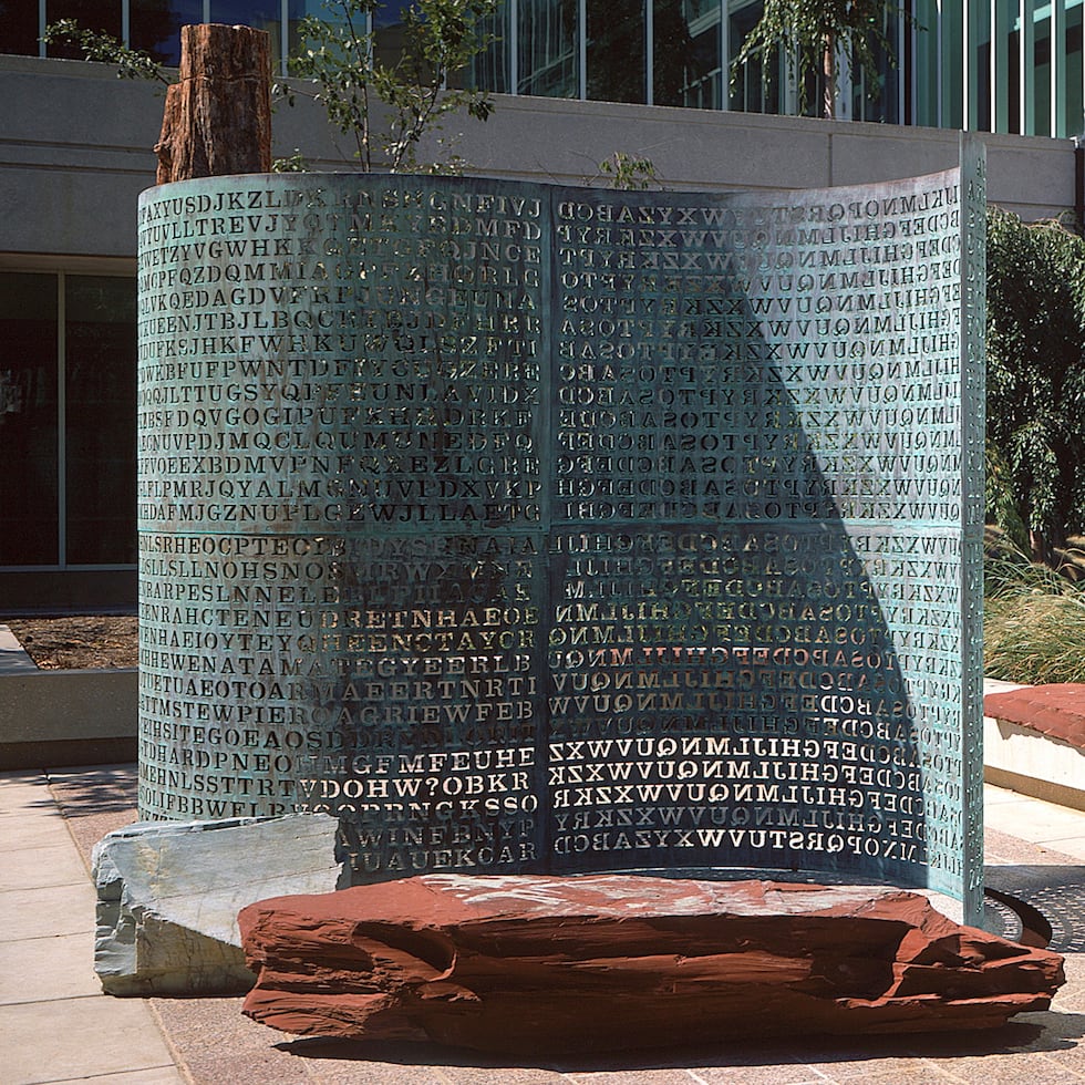 En esta imagen sin fecha, proporcionada por la CIA, se muestra la escultura "Kryptos", de James Sanborn,.