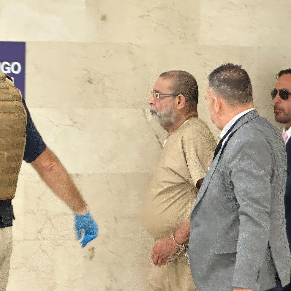 Carlos Estefano Pino fue trasladado por agentes del CIC de la Policía hasta el Tribunal de Caguas para enfrentar la vista de Regla 6 por el feminicidio de Jenniffer Torres Castro.