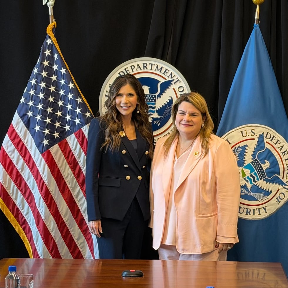 Governor Jenniffer González (right) said her meeting with Kristi Noem (left) was aimed at “continuing to advance reconstruction work on the island and eliminating the bureaucracy that delays essential projects.”