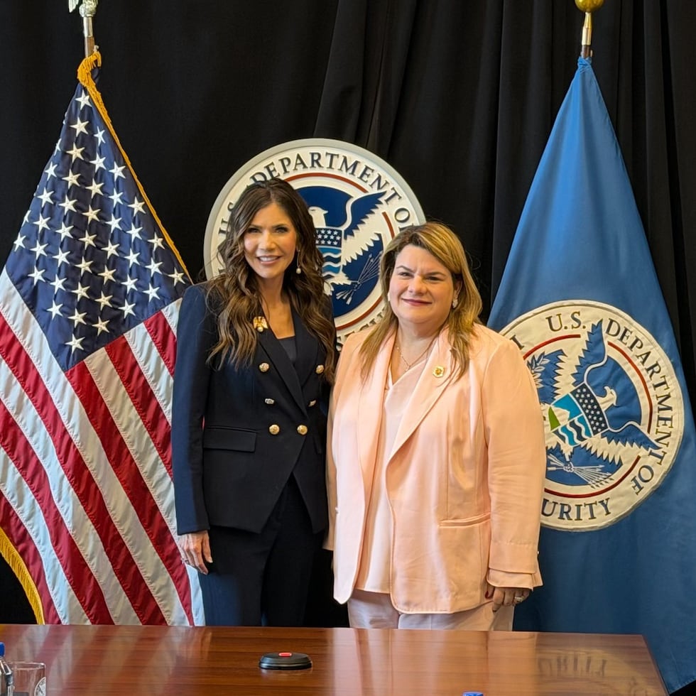 La gobernadora mencionó que su reunión con Noem tenía como objetivo “seguir adelantando los trabajos de reconstrucción en la isla y eliminar la burocracia que retrasa proyectos esenciales”.