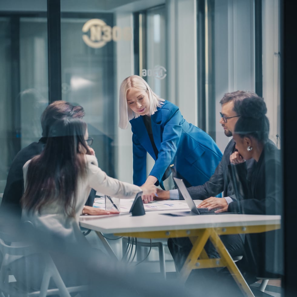El cambio que muchos empresarios evitan no es técnico, es personal. Dejar de pedir resultados y empezar a diseñar contextos, señala Valda.