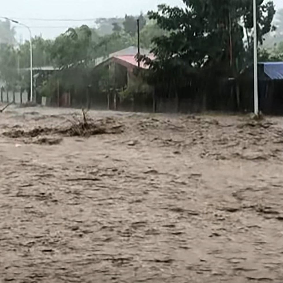 Más de 5,000 personas habían sido evacuadas antes de que se desbordara el río Cagayan en la pequeña ciudad de Tuguegarao, que quedó "bajo el agua", según Rapsing.