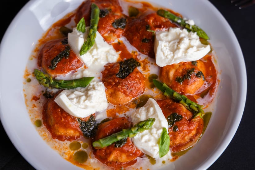 Sorrentinos de ternera con salsa filetto y queso di búfala.