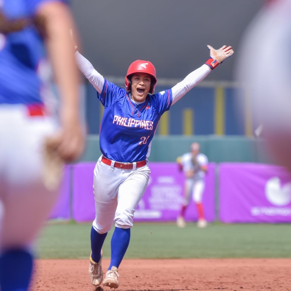 La novena de Filipinas remontó con cuatro carreras en la séptima entrada para vencer 5-4 a Puerto Rico y propinarle su primera derrota en la fase de grupos de la Copa Mundial Femenina de Sóftbol.