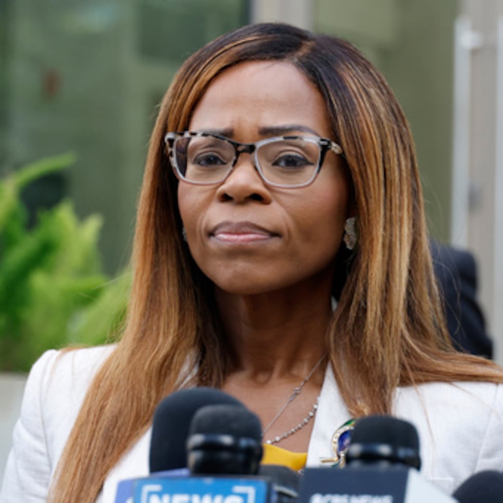 El abogado defensor David Oscar Markus dijo al juez que las finanzas de Cherfilus-McCormick eran complicadas, pero que confiaba en que podrían llegar a un acuerdo para contratar a un abogado antes de la fecha de comparecencia del próximo mes.