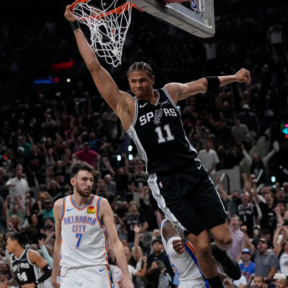 El delantero de los Spurs, Carter Bryant Torres, realiza un donqueo contra el Thunder durante la primera mitad del Juego 6 de la serie de playoffs de las Finales de la Conferencia Oeste de la NBA.