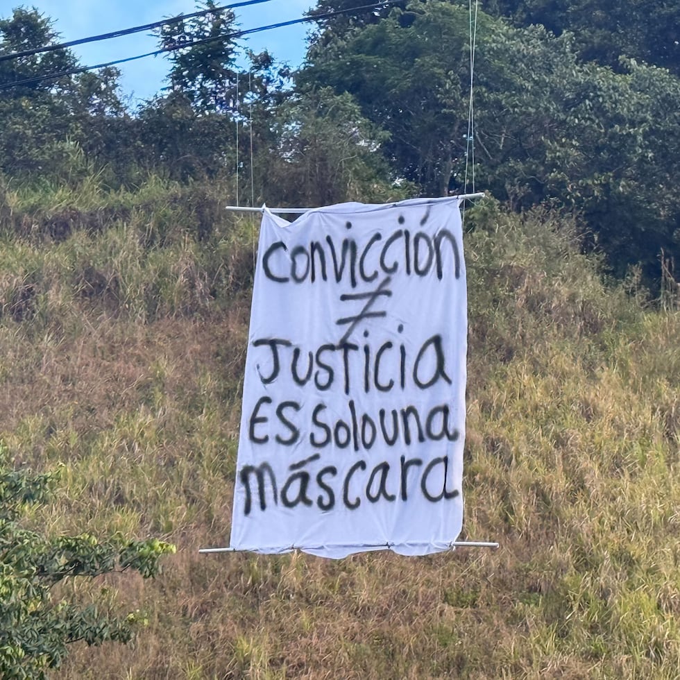 Una de esas instancias fue previo al segundo día de la vista preliminar contra Anthonieska Avilés Cabrera, una de las acusadas por el asesinato de Pratts Rosario. En esa ocasión, apareció una sábana con el mensaje: "Convicción no es lo mismo que justicia. Es solo una máscara”.