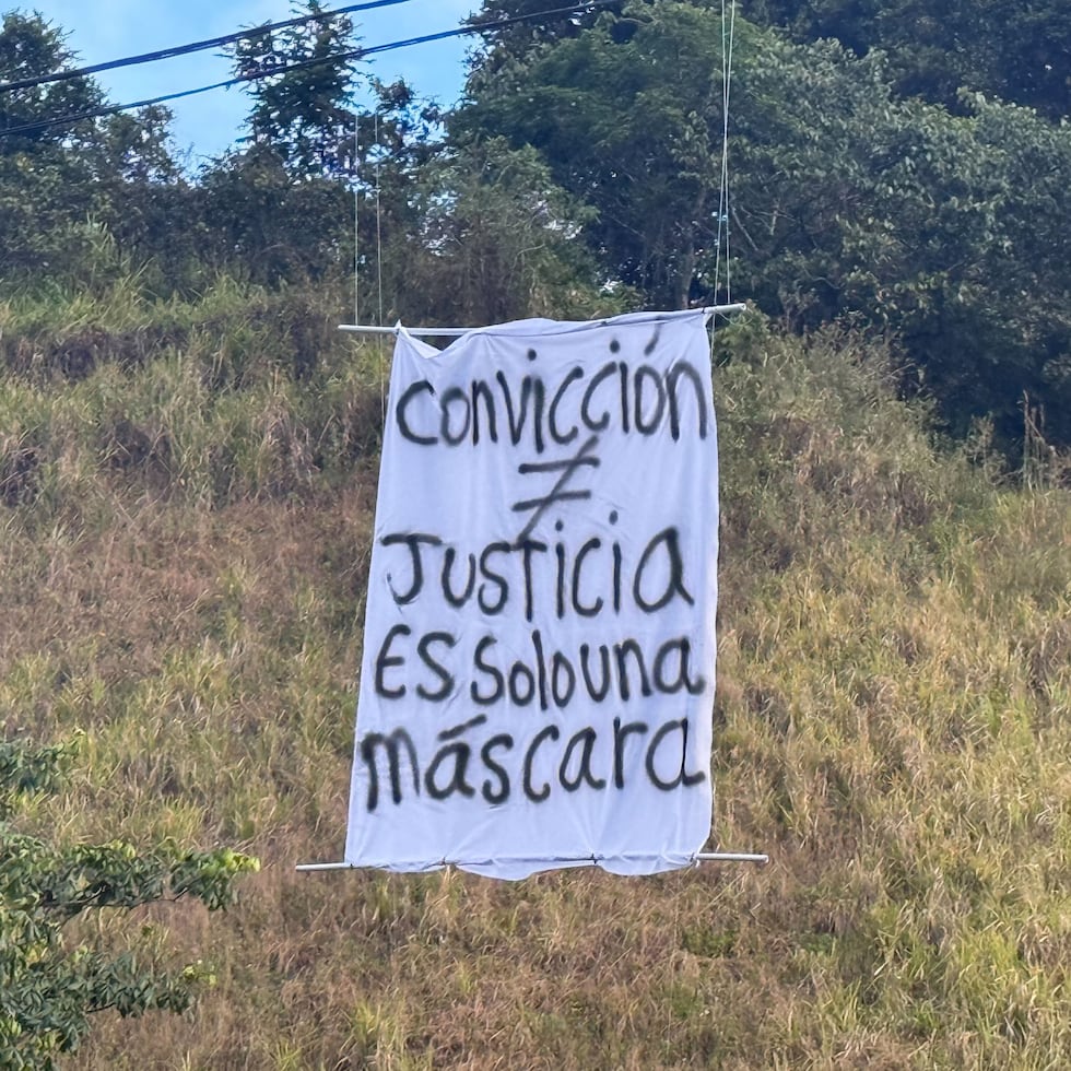 El mensaje lee: “Convicción no es lo mismo que justicia. Es solo una máscara”.