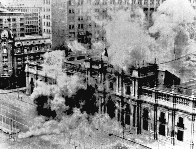 El palacio de La Moneda, sede de la presidencia de Chile, fue bombardeado el 11 de septiembre de 1973 en el alzamiento militar que lideró el general Augusto Pinochet, en el que se derrocó al presidente Salvador Allende. (Archivo / GFR Media)